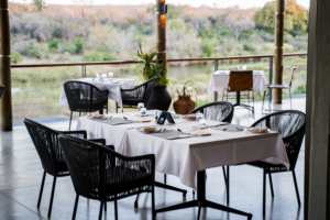leopard-sands-restaurant-table-evening-set-up