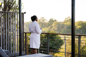 leopard-sands-suite-deck-with-guest